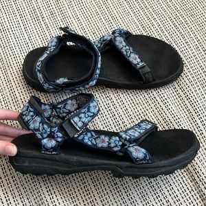 Teva hurricane size women 8